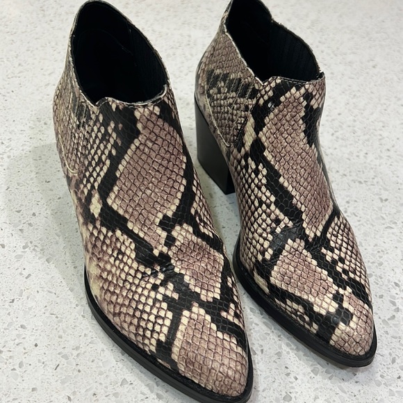 ALDO snake print booties. Size 7 - Picture 1 of 10